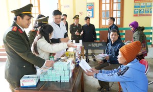 Khám bệnh miễn phí, mang Tết sớm đến người dân vùng cao Nghệ An