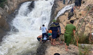 Hai học sinh đuối nước thương tâm khi tắm thác
