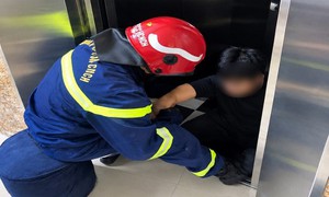 10 phút giải cứu người mắc kẹt trong thang máy chung cư mini