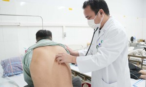 Vì sao người cao tuổi dễ bị viêm phổi khi thời tiết chuyển mùa?