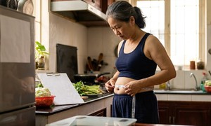 Sau tuổi 50, vì sao bụng chảy xệ dù không tăng cân?
