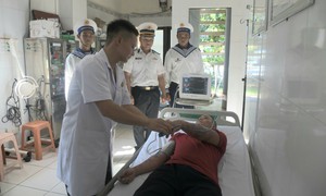 Một ngư dân phải nhập bệnh xá vì viêm da nhiễm khuẩn ở tay