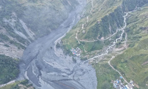 Thảm kịch lũ lụt tại Nepal: Nhiều tuyến đường bị xóa sổ, hơn 100 du khách nước ngoài mắc kẹt