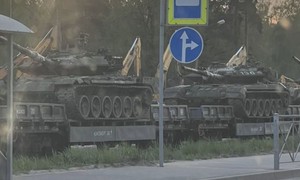Loạt xe tăng T-90M Nga nối đuôi nhau rời chiến trường Ukraine