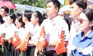 Nghẹn ngào triệu trái tim tiễn đưa các anh hùng liệt sĩ bằng những nhành hoa trắng