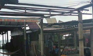 Lốc xoáy gây thiệt hại nhiều quán kinh doanh ven biển Quảng Trị