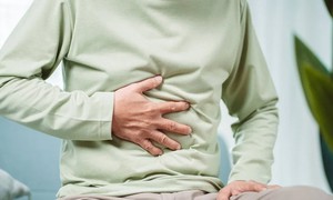 Vì sao người cao tuổi dễ bị táo bón?