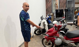 Hành động bất ngờ của gã đàn ông sau khi trộm cắp đồng hồ tiền tỉ