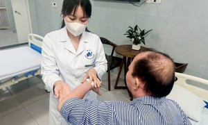 Tự tiêm corticoid chữa vảy nến, người đàn ông suy tuyến thượng thận