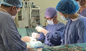 Bất ngờ phát hiện u tinh hoàn ở con trai 10 tuổi khi tắm