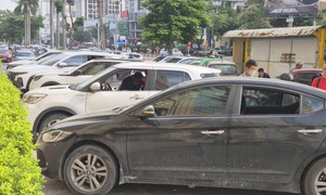 Hàng loạt ô tô bị đập vỡ kính trước chung cư ở Nghệ An