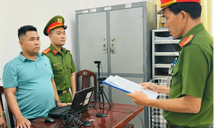 Tối 19/10: Người đàn ông giở 'thói côn đồ' bóp cổ, đánh tài xế ô tô nhập viện sau va chạm giao thông