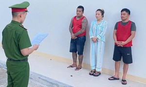 ‘Sang tay’ nữ nhân viên karaoke, lộ đường dây mua bán bé gái dưới 16 tuổi