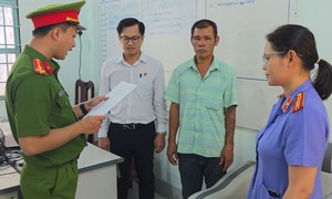 Bắt tạm giam người đàn ông dùng kéo đâm bạn nhậu
