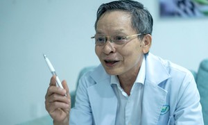 Từ cậu học trò đi bộ 20 km đến người mang ánh sáng cho hàng chục nghìn bệnh nhân