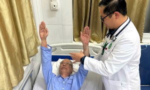 Ngoài 60 tuổi, muốn tránh đau lưng hãy thay đổi một số thói quen hàng ngày