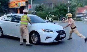 CSGT dừng xe vì chạy quá tốc độ, tài xế ô tô tăng ga bỏ chạy