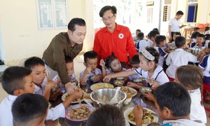 Care For Việt Nam 'gieo mầm' tương lai trẻ em từ những bữa ăn học đường