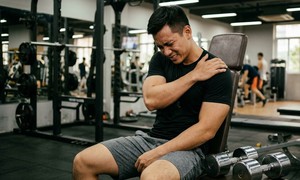 Nâng tạ bị đau vai, khi nào cần đổi bài tập?