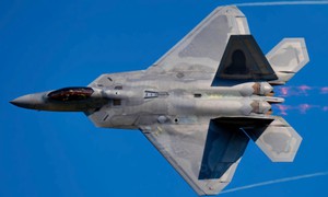 Tiêm kích F-22 Mỹ khiến 2 máy bay F-4 Iran tháo chạy chỉ bằng 1 câu nói