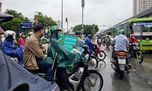 Hà Nội đón mưa dông giải nhiệt nắng nóng dài ngày