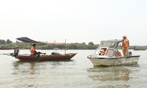 Hà Nội vận động dân vạn chài từ bỏ cách đánh cá kiểu 'tận diệt' trên sông