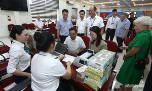 Người dân Định Công nhận tiền bồi thường, hỗ trợ di dời, đồng lòng bàn giao mặt bằng