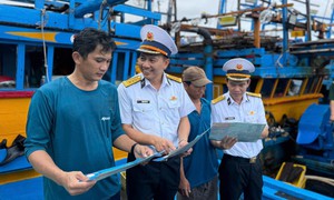 Hải quân làm điểm tựa vững chắc tiếp sức ngư dân vươn khơi, bám biển