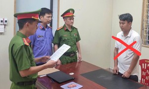 Chống đối hiệu lệnh CSGT, tài xế ô tô bị khởi tố