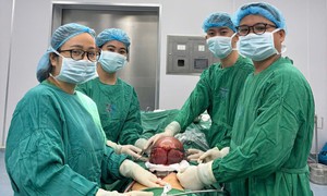 Nữ điều dưỡng hiến máu cứu người phụ nữ có khối u tử cung 13cm