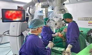 Phẫu thuật khối u dây thần kinh nằm sát thân não bằng công nghệ hiện đại