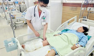Đắp lá ớt chữa vết thương, người phụ nữ 65 tuổi nguy cơ mất chân