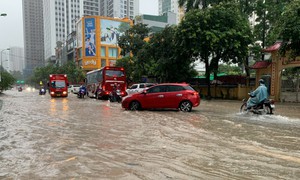 Miền Trung mưa lớn dồn dập, miền Bắc duy trì trời nắng