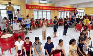 Biên đạo múa mùa 20/11: Bận 'tối mắt tối mũi', không có thời gian nghe điện thoại