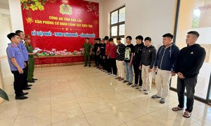 13 đối tượng mang hung khí nguy hiểm rượt đuổi, đánh nhau trên phố