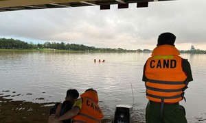 Tìm kiếm người đàn ông mất tích trên sông Hương ở Huế