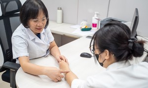 Ngứa dai dẳng, cảnh báo bệnh nguy hiểm lây từ ‘thú cưng’