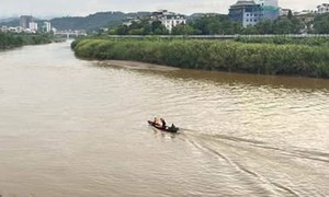 Thuyền chở đoàn kiểm lâm chìm trên sông Hồng, một người mất tích