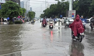 Hà Nội mưa dông kết thúc đợt nắng nóng bất thường