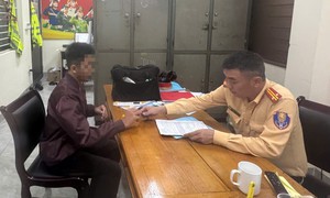 Bốc đầu xe máy quay clip đăng Facebook, nam thanh niên bị phạt 12 triệu đồng