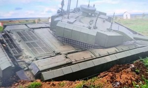 Xe tăng không người lái Shturm Nga mắc kẹt trong bùn khi đang trình diễn