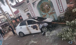 Ô tô bị thiêu rụi phần đầu ở Hà Nội, công an tìm người liên quan