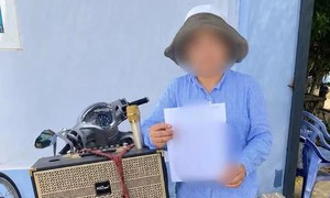 Mang loa đi đòi nợ, người phụ nữ bị mời làm việc