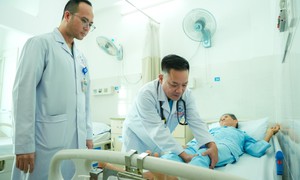 Đi bộ là đau chân, cụ ông đứng trước bài toán cứu chân hay giữ thận