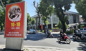 Hà Nội rực sắc đỏ hướng về ngày Giải phóng Thủ đô 10/10