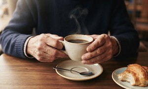 Sau tuổi 70 có nên uống cà phê không?