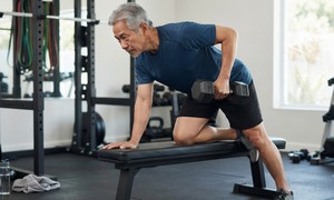 Chuỗi bài tập 15 phút với tạ hỗ trợ tăng cường sức mạnh tuổi 60