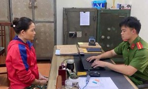 Mâu thuẫn tình cảm, người phụ nữ ép con bạn trai uống thuốc diệt chuột