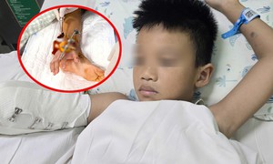 'Xin cứu tay của con' - nghẹn lòng lời cầu cứu của cậu bé 8 tuổi sau vụ sập cổng làng