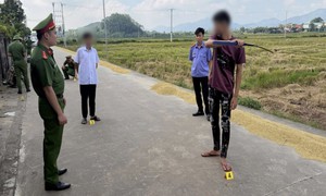 Ném vỏ bao kiếm trong lúc bỏ chạy, một người bị tổn hại 59% sức khỏe